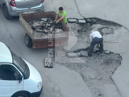 На Касимовском шоссе засняли заделывающих ямы на дороге жителей Рязани