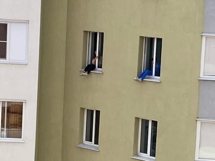 В Рязани девочки-подростки свесились из окна на девятом этаже