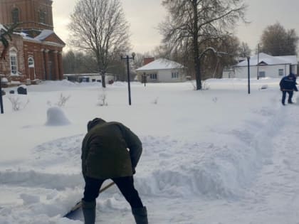Рязанские осужденные добровольно помогли очистить село Дмитриево от снега