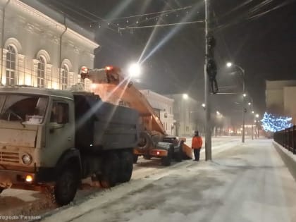 Ночью с городских территорий вывозили снег