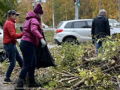 Активисты убрали мусор и ветки в сквере Быстрец