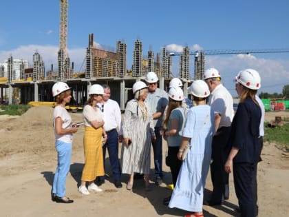 Депутаты городской Думы приняли участие в выездном совещании по вопросу строительства школы в Семчино