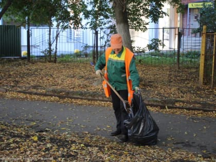 На рязанских улицах убирают листву и мусор