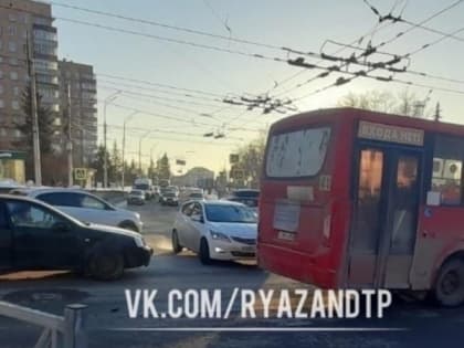 В центре Рязани столкнулись маршрутка №41 и Chevrolet