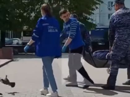В Рязани медики и росгвардейцы унесли в скорую спящего на улице мужчину