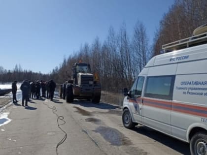 В Ряжске грузовик затонул при проезде по закрытому мосту