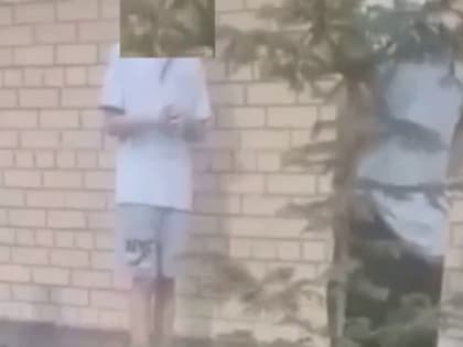 В Рязани ребенок выкинул с общего балкона шину