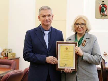 Татьяна Панфилова поздравила с юбилеем директора школы №49 Дмитрия Филиппова