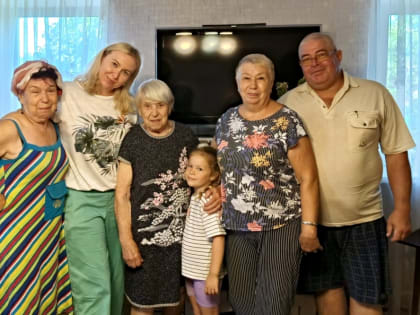 Светлана Ворнакова поздравила с днем рождения ветерана труда Зою Ульянову