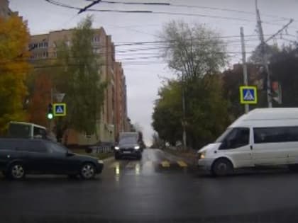 В Рязани маршрутка сбила девушку на тротуаре. Видео
