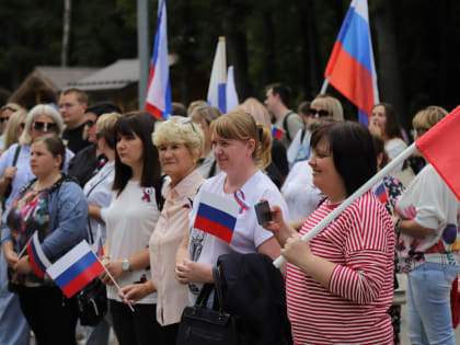 В Лесопарке отметили День Государственного флага