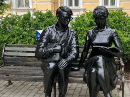 В Рязани памятник Шурику и Лидочке у здания РГУ перекрасили в чёрный цвет
