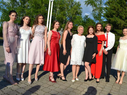 На прощальном школьном вечере девять пронских выпускников прошли по Красной дорожке