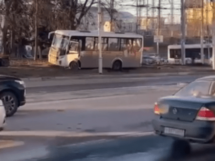 На улице Вокзальной в Рязани маршрутка заехала на тротуар