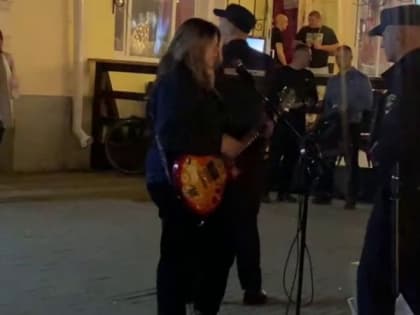 Уличный концерт на Почтовой остановили полицейские