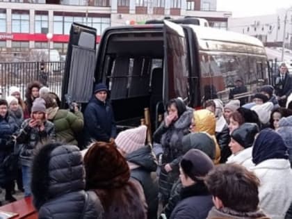 Жители Рязани провожают в последний путь трагически погибшую Елену Логунову