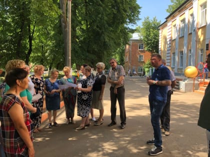 Елена Волкова и Сергей Самарский встретились с жителями своего округа