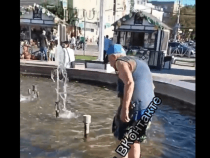 На площади Победы в Рязани засняли собирающего монеты в фонтане пенсионера