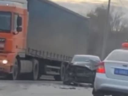 На Северной окружной «легковушке» снесло капот