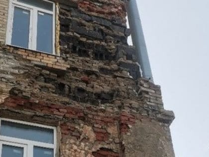 На улице Октябрьской в Рязани рассыпается жилой дом