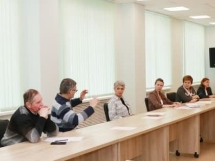 Сорокина обсудила с активистами обрезку деревьев