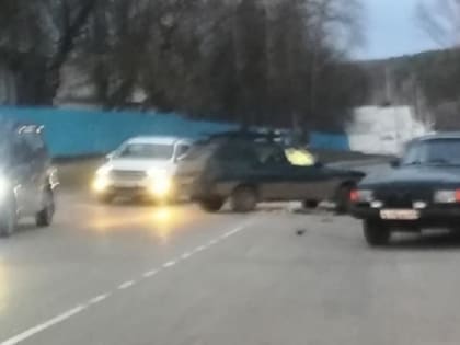 В Касимове столкнулись «одиннадцатая» и «Волга»