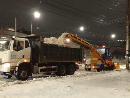 Ночью в городе чистили остановки и вывозили снег