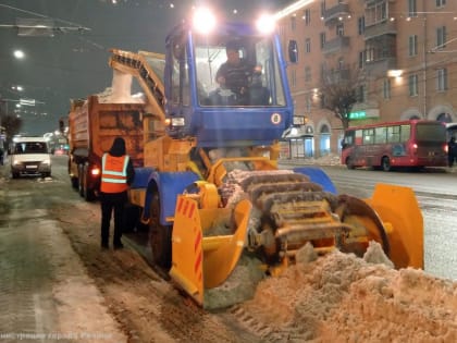 Ночью в областном центре чистили дороги и тротуары