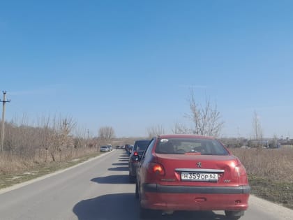 На рязанских кладбищах образовались многокилометровые пробки 8 апреля