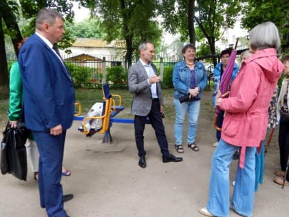 Роман Худяков проверил ход капитального ремонта многоквартирного дома