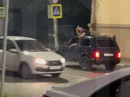 В Рязани молодой человек прокатился на крыше автомобиля