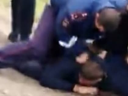 В Канске приятели подрались с полицейскими – видео