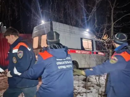 Застрявшую в Рязани «скорую» вытянули из западни волонтеры