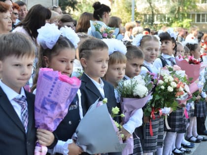 Депутаты-коммунисты пришли к школьникам с поздравлениями в первый день учебного года