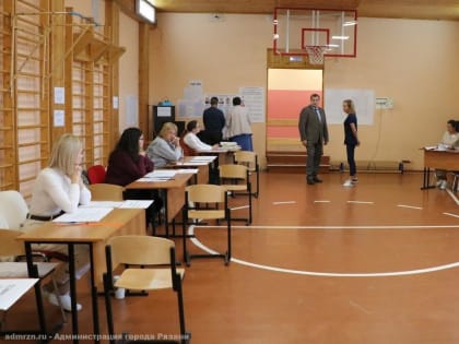 Виталий Артемов проверил готовность избирательных участков Советского района