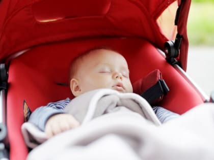 Воронежский лихач сбил коляску с младенцем на тротуаре