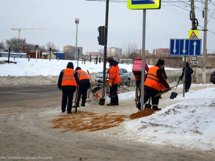 Продолжается расчистка пешеходных переходов в областном центре