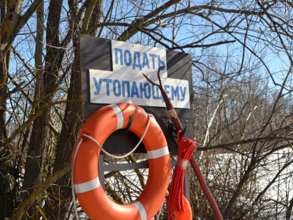 На месте затопленных мостов в Сапожковском районе работают лодочные переправы