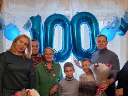 Светлана Ворнакова поздравила со столетием ветерана Клавдию Васильевну Беликову