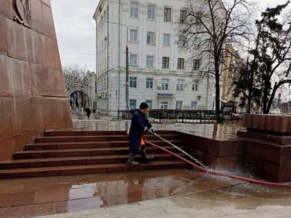 В Рязани начали мыть тротуары