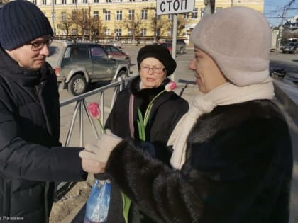 Префекты районов поздравили женщин с праздником