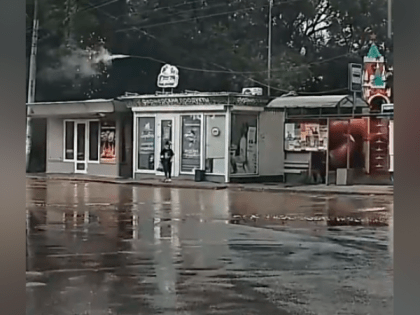 В Рязани после удара молнии в столб загорелся высоковольтный провод