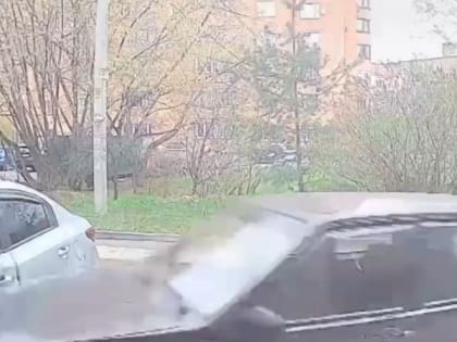 Появилось видео с моментом наезда на припаркованные авто на Бутырках в Рязани