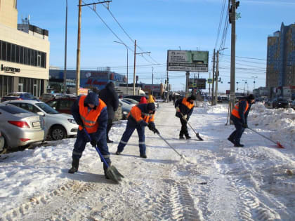 Продолжается уборка города от снега и наледи