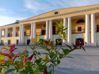 В Касимове на открытии Торговых рядов вместо ленты перерезали цепь