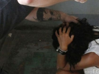 В Рязани очевидцы заметили на дороге жестокое избиение девушки новобрачным