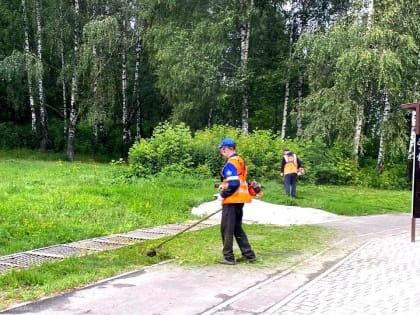 В Рязани продолжаются сезонные работы по благоустройству