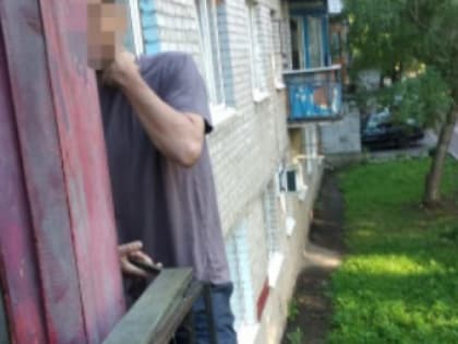 В Рязани мужчина хотел прыгнуть с балкона многоэтажки