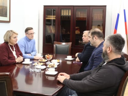 Первый заместитель главы муниципалитета Антон Астафьев встретился с художником Александром Шиловым