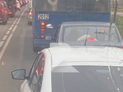 В Рязани водители вновь заполнили выделенную полосу на Московском шоссе